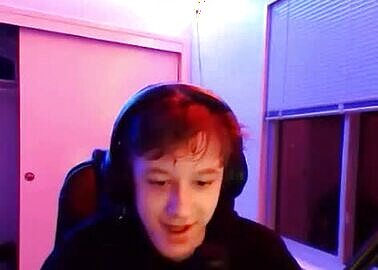 Gamer jerks off