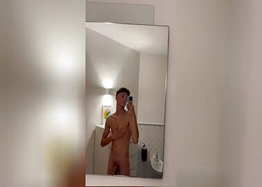 Ragazzo ita si sega davanti allo specchio