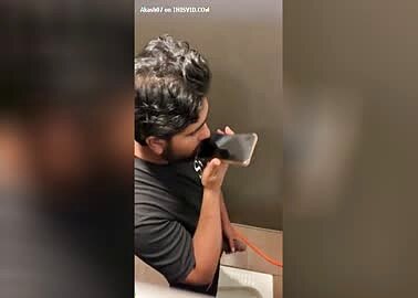 indian jerking in toilet