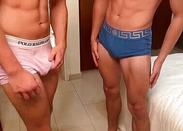 Benjamin Hilton pajeandose con su amigo