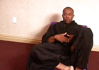 Hunky Bodybuilder Shows Off In Bed And Cums On His Body